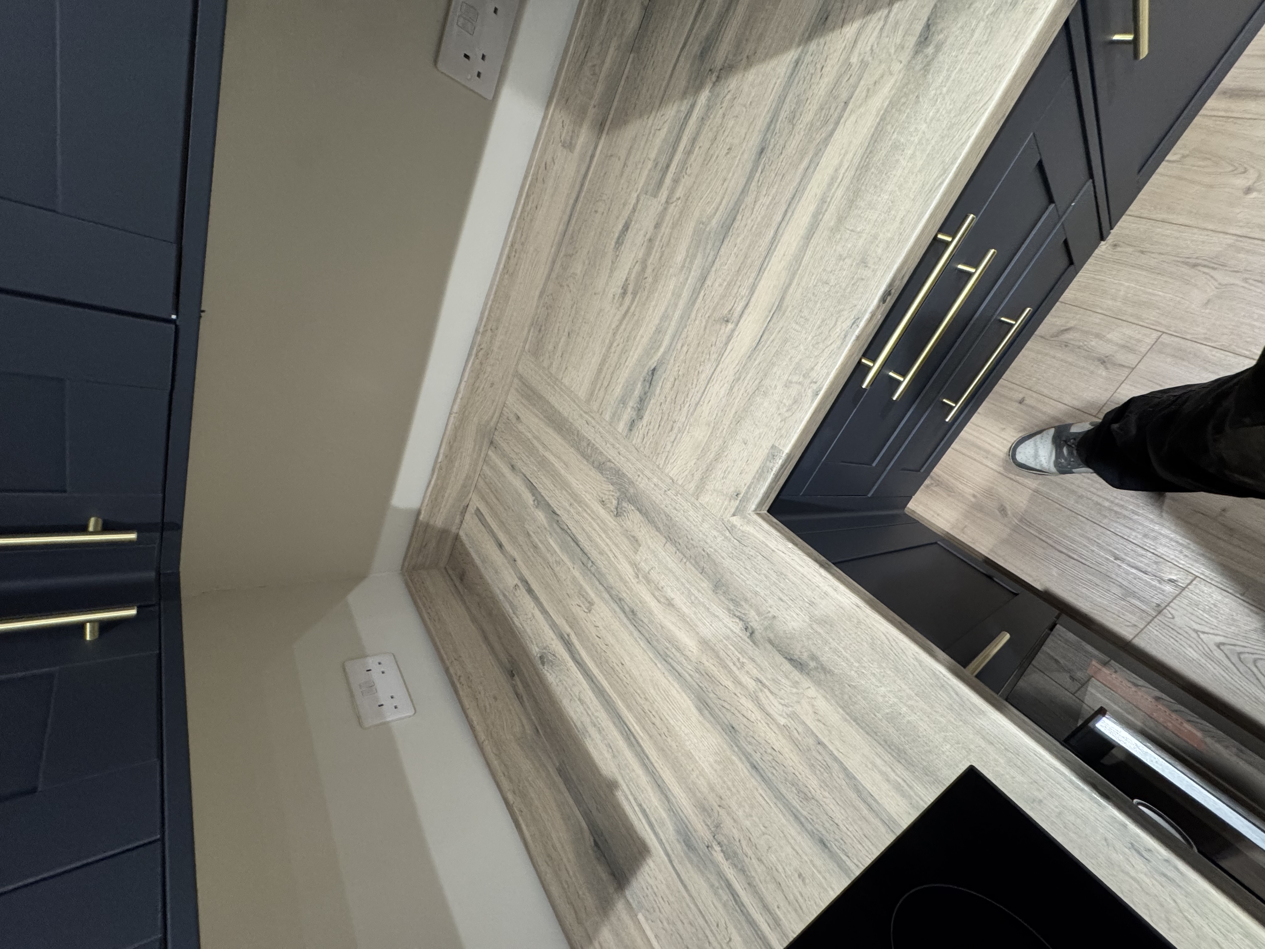 Navy kitchen with wood-effect splashback